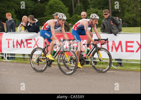 Sabato 9 Giugno il Palazzo di Blenheim, UK. Fratelli Alistair e Jonny (Jonathan) Brownlee davanti a Campo nell'Elite Sprint gara di triathlon. Foto Stock