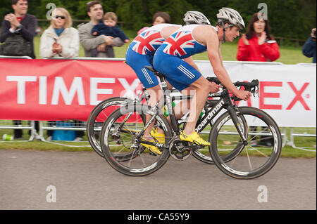 Sabato 9 Giugno il Palazzo di Blenheim, UK. Fratelli Alistair e Jonny (Jonathan) Brownlee davanti a Campo nell'Elite Sprint gara di triathlon. Foto Stock