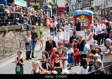 Sabato 9 Giugno 2012. Knaresborough, nello Yorkshire, Regno Unito. Il grande letto a Knaresborough gara processione passa lungo Knaresborough High Street. La gara è un annuale evento di beneficenza organizzata da Knaresborough Lions. La processione tema di quest anno è Olympic nazioni. Tutti i proventi vanno ai Lions di fondo di carità. Foto Stock