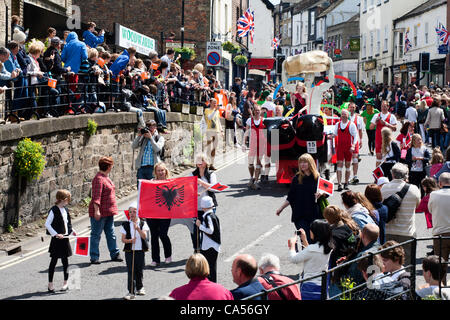 Sabato 9 Giugno 2012. Knaresborough, nello Yorkshire, Regno Unito. Il grande letto a Knaresborough gara processione passa lungo Knaresborough High Street. La gara è un annuale evento di beneficenza organizzata da Knaresborough Lions. La processione tema di quest anno è Olympic nazioni. Tutti i proventi vanno ai Lions di fondo di carità. Foto Stock