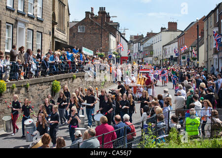 Sabato 9 Giugno 2012. Knaresborough, nello Yorkshire, Regno Unito. Il grande letto a Knaresborough gara processione passa lungo Knaresborough High Street. La gara è un annuale evento di beneficenza organizzata da Knaresborough Lions. La processione tema di quest anno è Olympic nazioni. Tutti i proventi vanno ai Lions di fondo di carità. Foto Stock