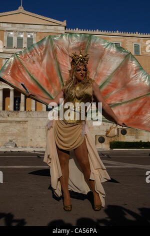 Giugno 9, 2012 - Athens, Grecia - comunità gay in Grecia parate nel centro di Atene (credito Immagine: © Aristidis Vafeiadakis/ZUMAPRESS.com) Foto Stock