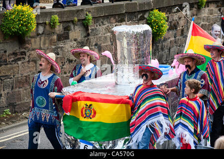 Sabato 9 Giugno 2012. Knaresborough, nello Yorkshire, Regno Unito. Il grande letto a Knaresborough gara processione passa lungo Knaresborough High Street. La gara è un annuale evento di beneficenza organizzata da Knaresborough Lions. La processione tema di quest anno è Olympic nazioni. Tutti i proventi vanno ai Lions di fondo di carità. Foto Stock