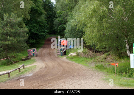 La Peugeot 309 azionato da Nigel Hunt con Andy Wright come co-driver va in crash dopo aver colpito un solco sulla pista forestale prima di girare 18 su Sherwood Pines stadio. Foto Stock