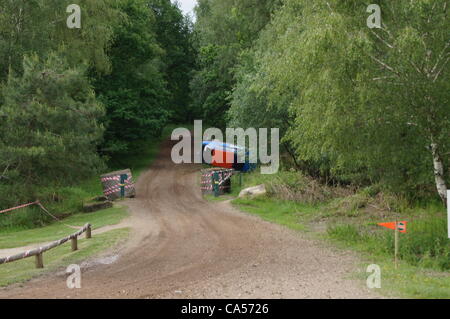 La Peugeot 309 azionato da Nigel Hunt con Andy Wright come co-driver va in crash dopo aver colpito un solco sulla pista forestale prima di girare 18 su Sherwood Pines stadio. Foto Stock