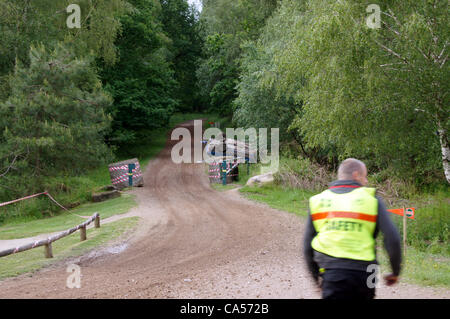 Il maresciallo di sicurezza in esecuzione per la Peugeot 309 azionato da Nigel Hunt con Andy Wright come co-driver che si è schiantato dopo aver colpito un solco sulla pista forestale prima di girare 18 su Sherwood Pines stadio. Foto Stock