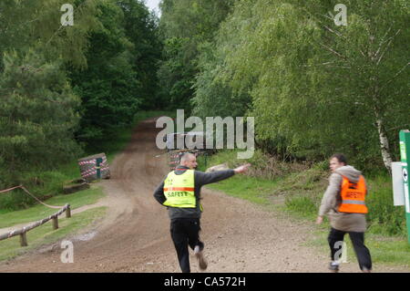 Il maresciallo di sicurezza in esecuzione per la Peugeot 309 azionato da Nigel Hunt con Andy Wright come co-driver che si è schiantato dopo aver colpito un solco sulla pista forestale prima di girare 18 su Sherwood Pines stadio. Foto Stock