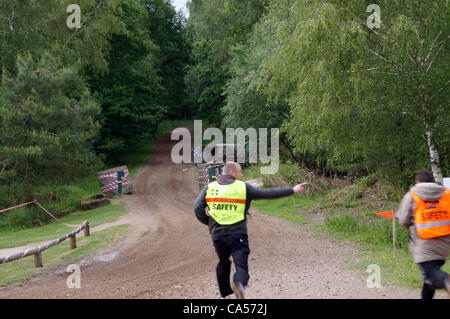 Il maresciallo di sicurezza in esecuzione per la Peugeot 309 azionato da Nigel Hunt con Andy Wright come co-driver che si è schiantato dopo aver colpito un solco sulla pista forestale prima di girare 18 su Sherwood Pines stadio. Foto Stock