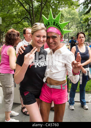 New York, NY - 9 giu 2012 - Migliaia folla Madison Sq. Park per godere cibo appena cucinato alla decima edizione della Grande Mela Barbecue Foto Stock