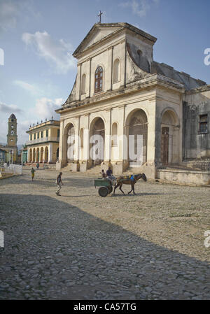 8 maggio 2012 - Trinidad, U.S. - Una carrozza trainata da cavalli si fa strada giù per una strada di ciottoli e superare la cattedrale di Trinidad. La città di Trinidad è stata fondata nel 1514 ed è una delle meglio conservate città coloniale di Cuba. (Credito Immagine: © PJ Heller/ZUMAPRESS.com) Foto Stock