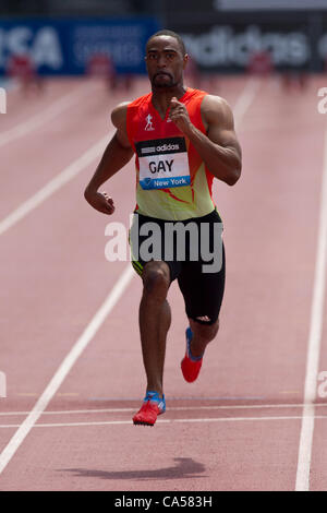 Tyson Gay (USA) conquistando la 100 uomini B gara al 2012 NEW YORK Grand Prix, Icahn Stadium, Randall's Island, New York Foto Stock