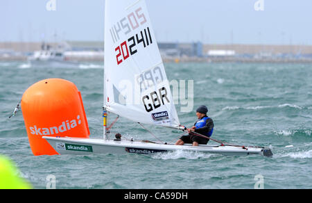 Vincitore della Classe radiale Alison giovane team GB. Vela per la medaglia d'oro le gare a Portland nel Dorset, Regno Unito Foto di: Dorset Servizio media Foto Stock