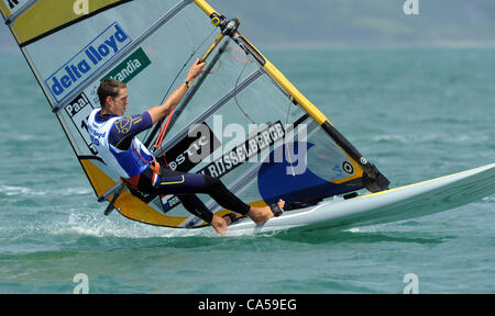 Vela per la medaglia d'oro le gare a Portland nel Dorset, Regno Unito Mens RSX vincitore Dorian van RIJSSELBERGE Paesi Bassi. Foto di: Dorset Servizio media Foto Stock