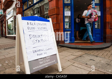 Domenica 10 giugno 2012. Alexanders agenti immobiliari in Aberystwyth Wales UK operando come un'emergenza "Stazione onation' per le persone a portare abiti , biancheria per il letto e altre attrezzature per i senzatetto da flash inondazioni che hanno colpito il Galles occidentale area su Sabato 9 Juine Foto ©keith morris Foto Stock