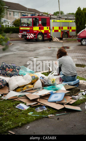 Domenica 10 giugno 2012. Carys Lennon di Llanbadarn vicino a Aberystwyth ripulire il pasticcio fatto di sua madre immobiliare a seguito di inondazioni che hanno colpito la zona di Aberystwyth sabato 9 giugno 2012 Foto Stock