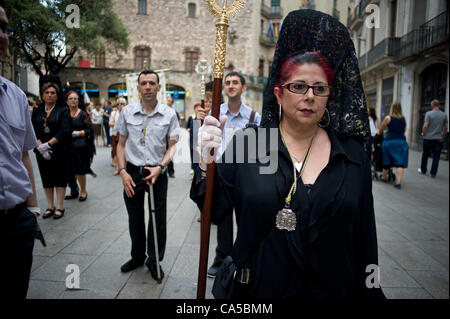 Membri della processione religiosa. La processione del Corpus Domini è celebrata per le strade di Barcellona con la presenza della tradizione e della religione. Foto Stock