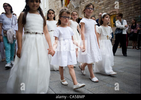 Membri della processione religiosa. La processione del Corpus Domini è celebrata per le strade di Barcellona con la presenza della tradizione e della religione. Foto Stock