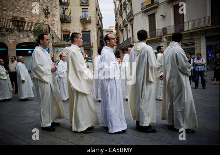Membri della processione religiosa. Egli processione del Corpus Domini è celebrata per le strade di Barcellona con la presenza della tradizione e della religione. Foto Stock