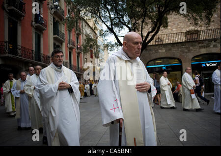Membri della processione religiosa del Corpus Domini celebrato nelle strade di Barcellona con la presenza della tradizione e della religione. Foto Stock