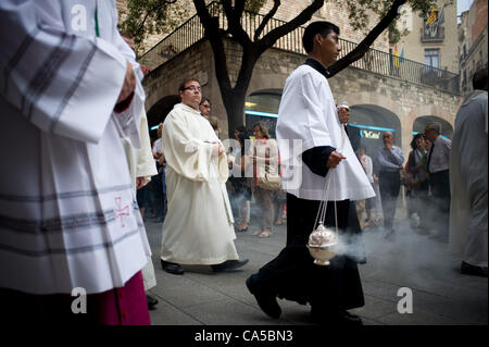 Membri della processione religiosa del Corpus Domini celebrato nelle strade di Barcellona con la presenza della tradizione e della religione. Foto Stock