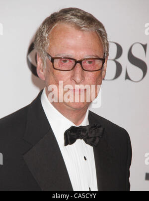 Giugno 10, 2012 - New York New York, Stati Uniti - MIKE NICHOLS assiste la 66annuale di Tony Awards tenutosi il Beacon Theatre. (Credito Immagine: © Nancy Kaszerman/ZUMAPRESS.com) Foto Stock