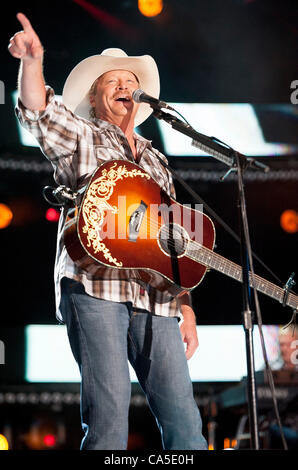 Jun 10, 2012 - Nashville, Tennessee, Stati Uniti d'America - musicista ALAN Jackson si esibisce dal vivo a LP Field come parte della CMA Music Festival che si svolge nel centro di Nashville. La quattro giorni di festival della musica country attrae oltre 65, 000 fan ogni giorno per vedere una varietà di artista in più stadi. Copyright 20 Foto Stock