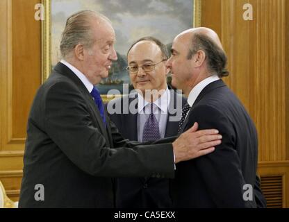 Giugno 11, 2012 - Madrid, Madrid, Spagna - Spagna il Re Juan Carlos (C) saluta il nuovo governatore della Banca di Spagna, Luis Maria Linde (L), nella parte anteriore del ministro dell'Economia Luis de Guindos (R) del 11 giugno 2012 prima di Linde prende il giuramento di ufficio presso il Palazzo Zarzuela a Madrid dopo la sua giugno 8 nomination. ( Foto Stock