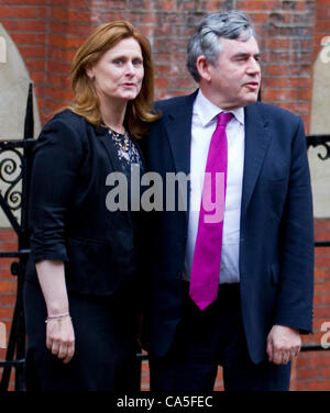 Londra, Regno Unito. 11 giugno 2012. (Nella foto) ex Primo Ministro Gordon Brown e la moglie Sarah Brown lasciare l'indagine Leveson oggi presso la corte reale di giustizia. Gordon Brown stava dando evidenza all'indagine standard di stampa all'inchiesta Leveson. Foto Stock