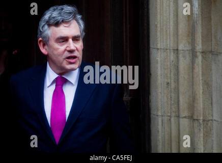 Londra, Regno Unito. 11 giugno 2012. (Nella foto) ex Primo Ministro Gordon Brown lascia l'indagine Leveson oggi presso la corte reale di giustizia. Gordon Brown stava dando evidenza all'indagine standard di stampa all'inchiesta Leveson.
