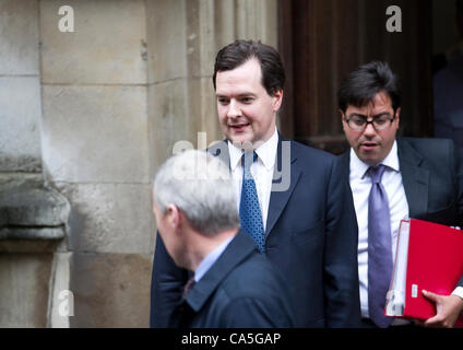 Londra, Regno Unito. 11 Giugno, 2012. George Osborne, il Cancelliere dello Scacchiere lascia il Royal Courts of Justice dopo dando evidenza all'inchiesta Leveson oggi. Foto Stock