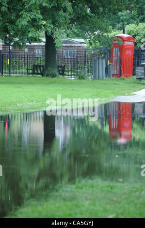 Area nella parte inferiore di Primrose Hill, Londra, Regno Unito, lunedì 11 giugno 2012 viene allagata dopo la pioggia continua. Foto Stock