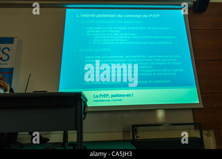 Gli esperti DI AIDS si sono incontrati oggi, dal Consiglio nazionale francese sull'AIDS, il prof. Patrick Yeni, ha spiegato la sua posizione sull'uso di cautela prima di approvare la Prep Research in corso di studio clinico IPERGAY, Parigi, Francia, essais cliniques Foto Stock