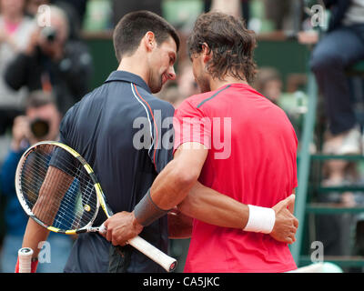 11.06.2012. Roland Garros di Parigi, Francia. Novak Djokovic di Serbia e Rafael Nadal di Spagna di soddisfare al netto dopo Nadal ha sconfitto la Serbia il Novak Djokovic nella finale degli Open di Francia, giocato a Stade Roland Garros di Parigi Francia Foto Stock