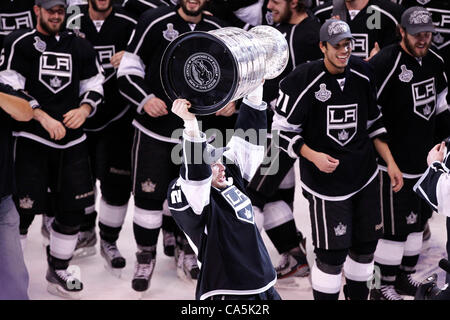 11.06.2012.Los Angeles Staples Center, STATI UNITI D'AMERICA. Los Angeles Kings ala destra avanti #23 Dustin Brown 'C' (USA) festeggia con la Stanley Cup LA Kings ha vinto il gioco 6-1 per vincere la Coppa Stanly per la prima volta. Foto Stock