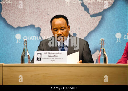 Martedì 12 Giugno 2012. Londra, Regno Unito. Egli Mahamadou Issoufou, Presidente della Repubblica del Niger, legge le note durante il 'Niger la crescente regionale e internazionale della conferenza episcopale a Chatham House. Foto Stock