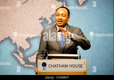 Martedì 12 Giugno 2012. Londra, Regno Unito. Egli Mahamadou Issoufou, Presidente della Repubblica del Niger, parla al pubblico durante il 'Niger la crescente regionale e internazionale della conferenza episcopale a Chatham House. Foto Stock