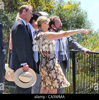 12/06/2012, Gibilterra. Prince Edward e di sua moglie Sophie Helen Rhys-Jones look out presso la vista dalla rocca di Gibilterra durante il loro Giubileo di Diamante Royal Tour. Foto Stock