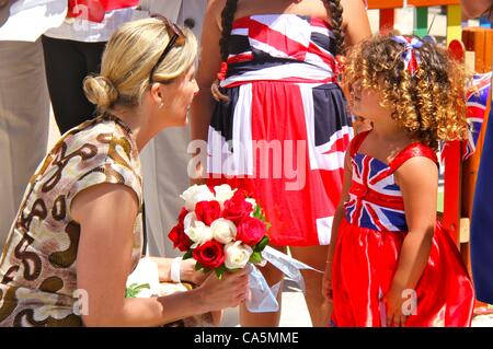 12/06/2012, Gibilterra. Sophie Helen Rhys-Jones riceve fiori da una bambina. Il conte e la Contessa di Wessex Edward e Sophie visita Upper Rock di Gibilterra come parte del Giubileo di Diamante Royal Tour. Essi sono stati accolti da fieri abitanti di Gibilterra britannico con bandiere. Foto Stock