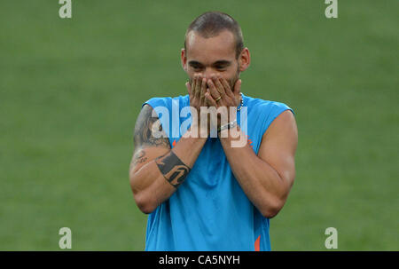 12.06.2012. Kharkiv, Ukarine. L'Olanda di Wesley Sneijder durante una sessione di allenamento della nazionale olandese di calcio a Metalist Stadium di Kharkiv, Ucraina, 12 giugno 2012. Foto Stock