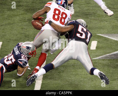 Febbraio 5, 2012 - Indianapolis NEGLI STATI UNITI - New York Giants wide receiver Hakeem Nicks #88 riceve la palla ha bussato alla rinfusa dal New England Patriots middle linebacker Jerod Mayo #51 durante il Super Bowl XLVI. Super Bowl XLVI è venuto giù per i secondi finali come New York Giants battere il New England Patriots con Foto Stock