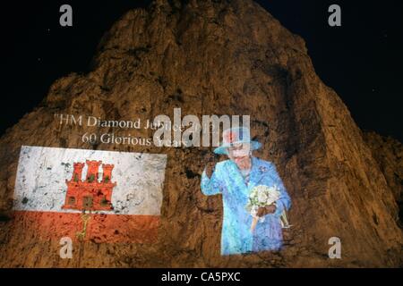 L'immagine della regina Elisabetta ll ha essere proiettata sulla facciata nord della famosa rocca di Gibilterra. La Union Jack e la bandiera di Gibilterra sono stati anche proiettati su roccia stessa. Essa coincide con le celebrazioni del Giubileo per la regina gran folla di gente del posto si sono riuniti a testimoniare il momento Foto Stock