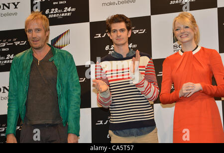 Tokyo, Giappone - Andrew Garfield è fiancheggiato da una pietra della Emma e Rhys Ifans, sinistra, in quanto essi rappresentano per i fotografi nel corso di una conferenza stampa a Tokyo il Mercoledì, Giugno 13, 2012 per promuovere la prima mondiale di The Amazing Spider-Man. Foto Stock