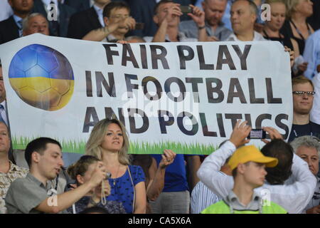 13.06.2012. Kharkiv, Ucraina. I fan di tenere un banner leggendo il fair play nel calcio e politica durante UEFA EURO 2012 GRUPPO B partita di calcio Paesi Bassi vs Germania al Metalist Stadium di Kharkiv, Ucraina, 13 giugno 2012. Foto Stock