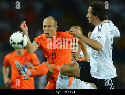 13.06.2012. Kharkiv, Ucraina. Netherland's Arjen Robben (L) e la Germania Mats Hummels sfida per la sfera durante UEFA EURO 2012 GRUPPO B partita di calcio nei Paesi Bassi vs Germania al Metalist Stadium di Kharkiv, Ucraina, 13 giugno 2012. Foto Stock