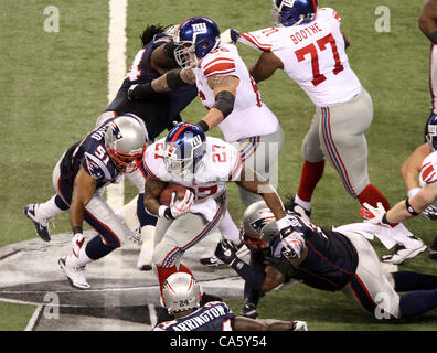 Febbraio 5, 2012 - Indianapolis NEGLI STATI UNITI - New York Giants running back Brandon Jacobs #27durante il Super Bowl XLVI. Super Bowl XLVI è venuto giù per i secondi finali come New York Giants battere il New England Patriots con un punteggio finale di 21-17 in Lucas Oil Stadium di Indianapolis, IN. Foto di Aaron Suoz Foto Stock