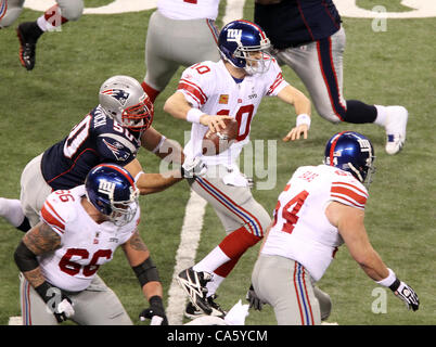 Febbraio 5, 2012 - Indianapolis NEGLI STATI UNITI - New York Giants quarterback Eli Manning #10 ottiene subito pressioni da parte di New England Patriots fuori linebacker Rob Ninkovich #50 durante il Super Bowl XLVI. Super Bowl XLVI è venuto giù per i secondi finali come New York Giants battere il New England Patriots con un finale di scor Foto Stock