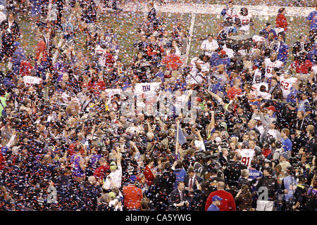 Febbraio 5, 2012 - Indianapolis NEGLI STATI UNITI - I Confetti Piovendo sui New York Giants a conclusione del Super Bowl XLVI. Super Bowl XLVI è venuto giù per i secondi finali come New York Giants battere il New England Patriots con un punteggio finale di 21-17 in Lucas Oil Stadium di Indianapolis, IN. Foto di Foto Stock