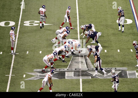 Febbraio 5, 2012 - Indianapolis NEGLI STATI UNITI - New York Giants offesa e il New England Patriots difesa sul campo. Super Bowl XLVI è venuto giù per i secondi finali come New York Giants battere il New England Patriots con un punteggio finale di 21-17 in Lucas Oil Stadium di Indianapolis, IN. Foto di AA Foto Stock