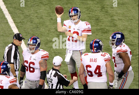 Febbraio 5, 2012 - Indianapolis NEGLI STATI UNITI - New York Giants quarterback Eli Manning #10 mostra la sua frustrazione dopo aver saccheggiato da New England Patriots fuori linebacker Rob Ninkovich #50 durante il Super Bowl XLVI. Super Bowl XLVI è venuto giù per i secondi finali come New York Giants battere il nuovo Englan Foto Stock