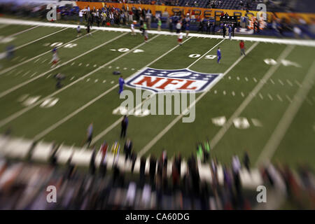 Febbraio 5, 2012 - Indianapolis NEGLI STATI UNITI - Il campo di Lucas lo stadio di olio prima di iniziare il gioco attraverso una lente Baby la lente della fotocamera. Super Bowl XLVI è venuto giù per i secondi finali come New York Giants battere il New England Patriots con un punteggio finale di 21-17 in Lucas Oil Stadium di Indianapolis, Foto Stock